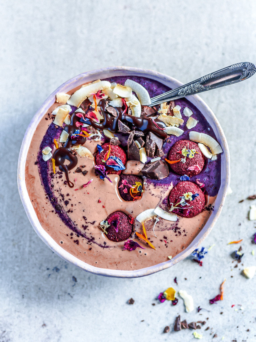 Wild blueberry and chocolate smoothie bowl